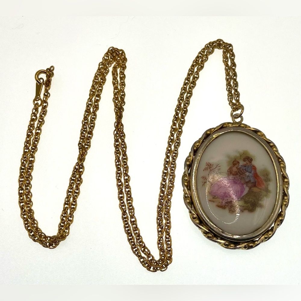 Vintage 70s Signed Limoges Gold Tone Porcelain Courting Couple Pendant Necklace - Picture 9 of 9